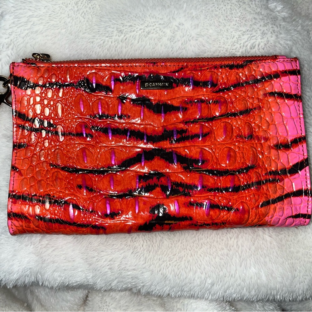 Ombre Melbourne Collection Daisy Animal Print Wristlet